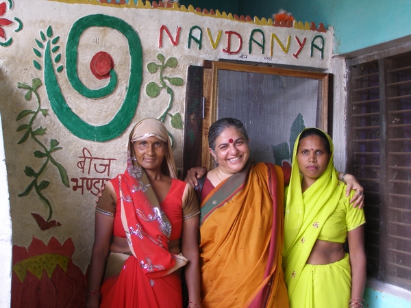 600-DrShiva-with-ladies-seed-keepers-at-Mehpa-seed-bank_2_.jpg